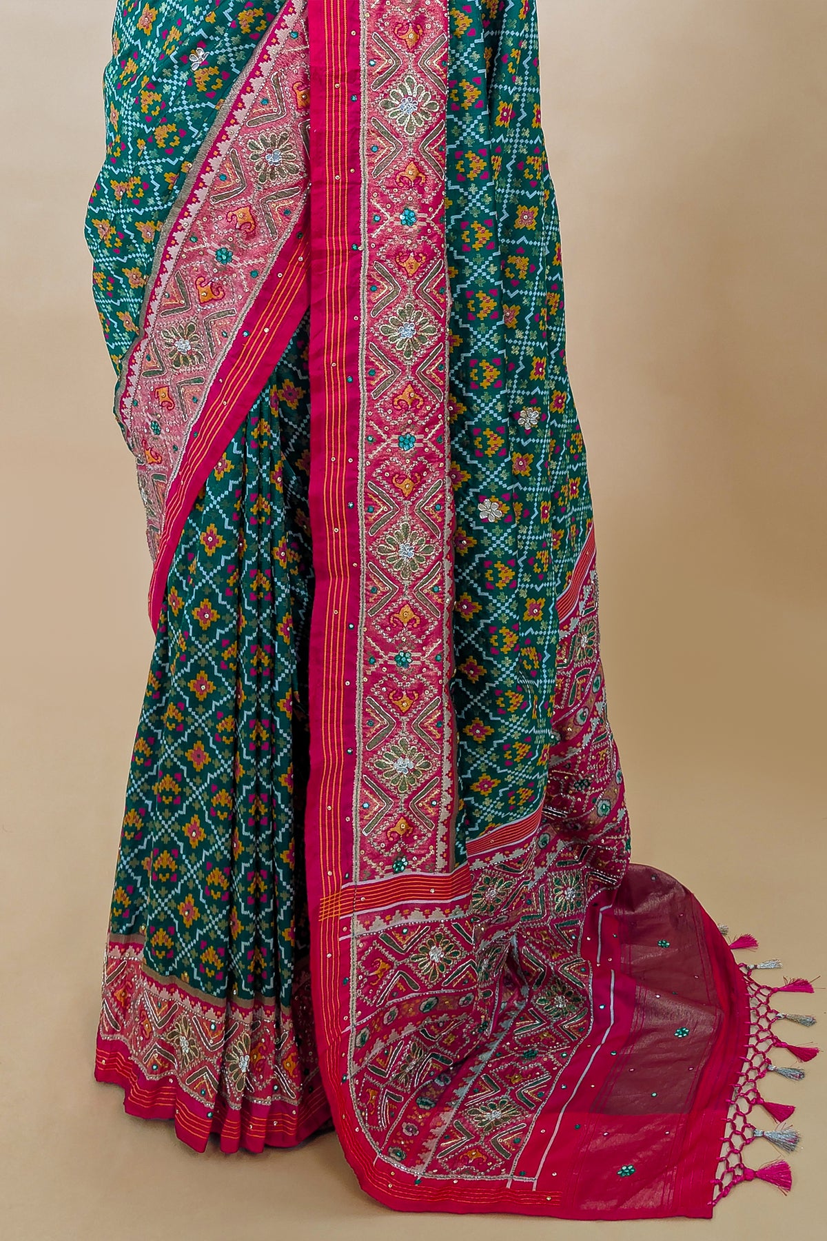 Dark Green Silk Traditional Woven Saree with Contrast Border and Pallu