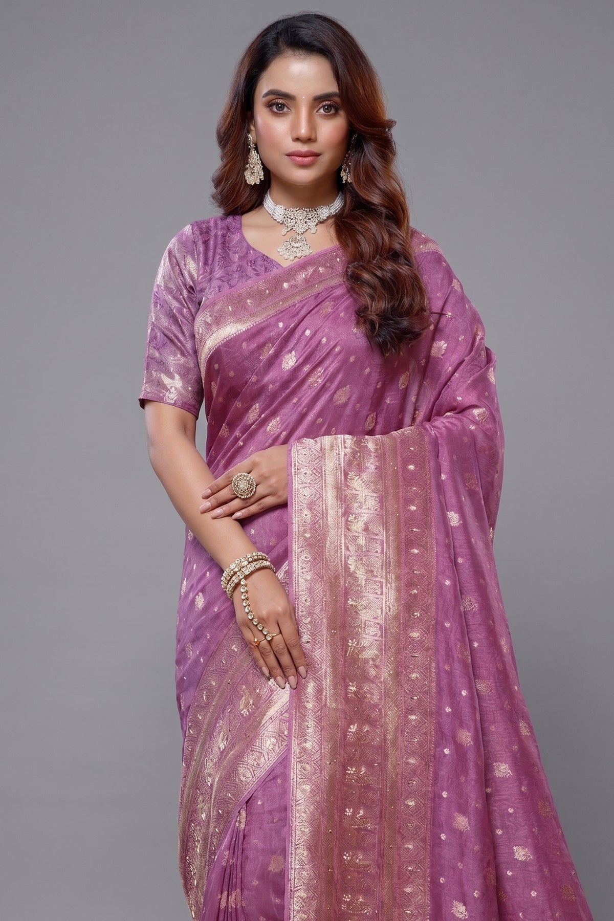 Close-up of the stunning handworked pallu and border on the Lilac Purple Dola Silk All Over Woven Saree